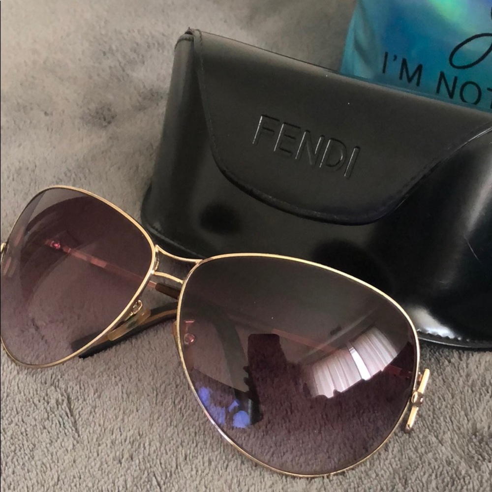 Show stopper Stylish sunglasses 😎